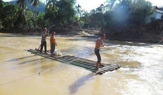 Lũ cuốn trôi cầu, người dân kết bè liều mình qua suối