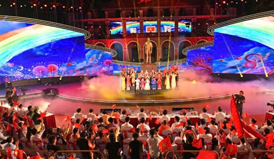 Chương trình nghệ thuật đặc biệt 'Dưới ánh sáng quang vinh' chào mừng thành công Đại hội Đảng bộ TPHCM