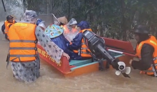 Video lực lượng chức năng dầm mình trong nước lũ di dời dân đến nơi an toàn