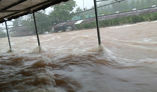 Mưa lớn, hàng nghìn học sinh ở Huế nghỉ học