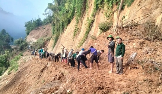 Sạt lở vùi lấp đường lên bản, hàng trăm hộ dân vùng cao Nghệ An bị cô lập