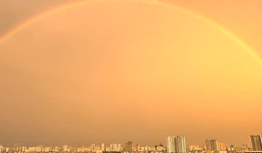 Bầu trời Hà Nội vàng rực kỳ lạ, xuất hiện cầu vồng từ sáng sớm