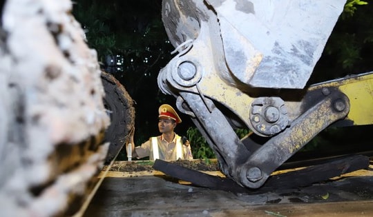 Chuẩn bị rời khỏi Thủ đô, hàng loạt tài xế xe khách, xe tải bất ngờ bị lập biên bản