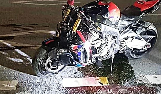 Mô tô phân khối lớn tông xe máy ở Hà Nội, 2 người bị thương nặng