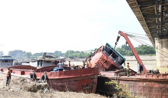 Trục vớt tàu đắm trên sông Lô sau vụ tai nạn thương tâm khiến 2 người tử vong