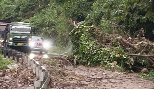 Mưa lớn khiến một số khu vực tại Quảng Trị bị sạt lở, ngập lụt