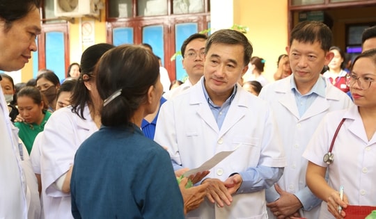 Đoàn công tác Bộ Y tế thăm hỏi, trao quà đồng bào tại Nghệ An: Khám chữa bệnh phải gắn với phòng bệnh suốt vòng đời