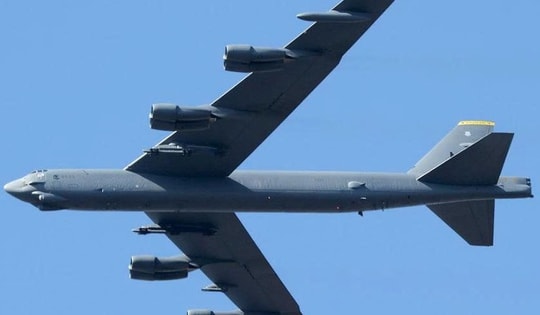 Ba 'pháo đài bay' B-52 của Mỹ đối mặt F-16 Venezuela