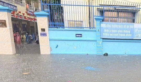 Mưa lớn, đường ngập, trường học ở Khánh Hòa chủ động cho học sinh nghỉ học