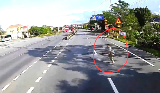 Video: Người đàn ông tử vong dưới bánh xe tải khi qua đường