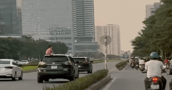 Phát hoảng clip trẻ ngồi trên nóc ô tô khi đang di chuyển
