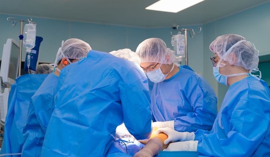 Bệnh nhân nhỏ tuổi đầu tiên tại Việt Nam được thay khớp háng toàn phần thành công