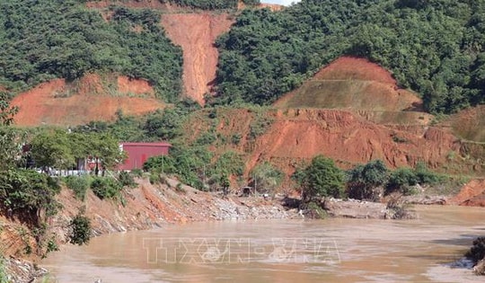 Sạt lở nghiêm trọng trên Quốc lộ 2 (Tuyên Quang)