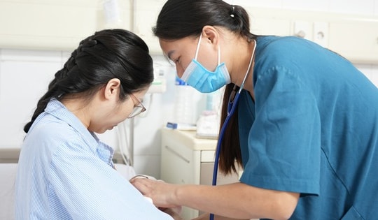 Bác sĩ cứu sống mẹ con sản phụ rau bong non trong đêm