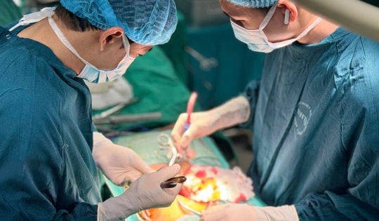 Cứu sống bệnh nhân nhiễm trùng phức tạp sau mổ cột sống