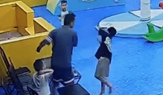 Bé 8 tuổi bị tát 'ù tai' vì ném bóng trúng bạn, người mẹ đã trình báo công an