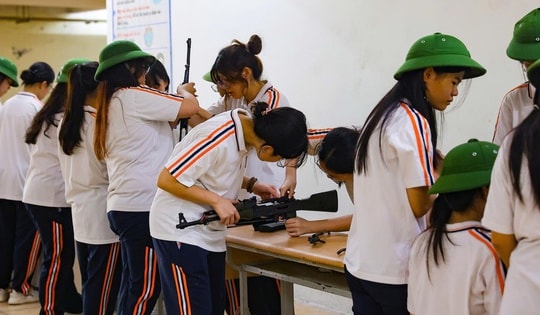 Trường Chuyên Hà Nội – Amsterdam xuống cấp nghiêm trọng, cô trò bất an