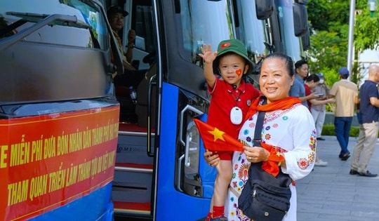 Hà Nội đề xuất tăng cường xe buýt đưa đón người dân dự Hội chợ mùa Thu 2025