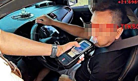 Tài xế có cồn 'kịch khung' vẫn chở cả gia đình trên cao tốc