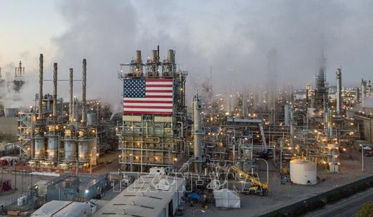 Lo ngại dư cung đẩy giá dầu thế giới giảm gần 3% trong tuần