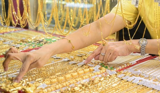 Giá vàng hôm nay ngày 18/10 đồng loạt giảm rất mạnh