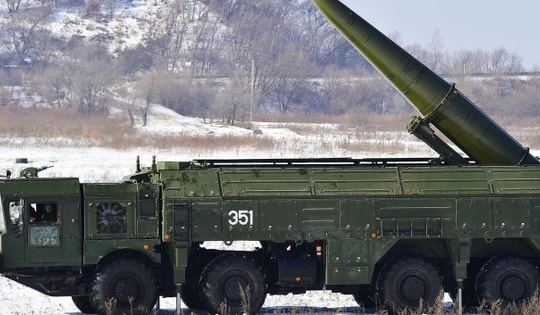 Khoảnh khắc bãi phóng UAV tầm xa của Ukraine trúng đòn tên lửa Iskander từ Nga