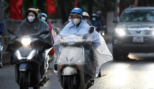 Miền Bắc chuyển lạnh, bão suy yếu trước khi vào bờ nhưng gây mưa lớn cho miền Trung