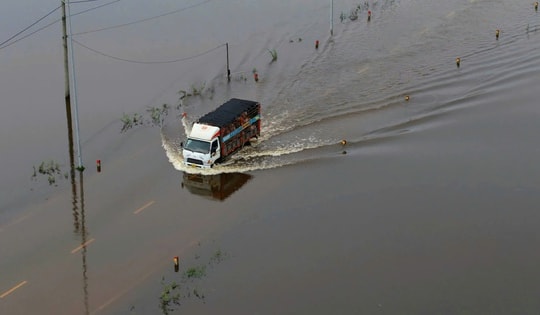 Ngập lụt bủa vây nhiều tuyến đường vùng thấp trũng ở Huế