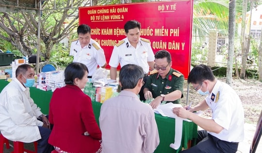 Bác sĩ quân y khám bệnh, cấp thuốc miễn phí cho hơn 300 gia đình ở Khánh Hòa