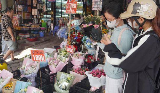 Thị trường hoa, quà tặng nhộn nhịp cận lễ 20/10