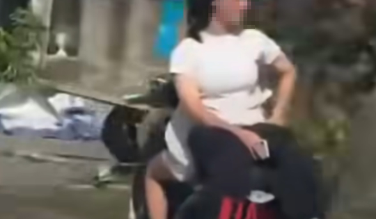 Hai nữ sinh Tuyên Quang 'làm xiếc' trên xe máy điện