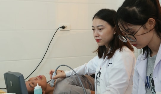 Khám sức khỏe nội tiết, sinh sản và tặng quà cho hơn 100 phụ nữ vùng bão lũ