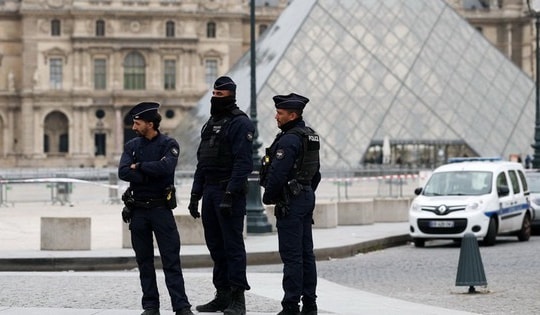 Pháp truy lùng 4 đối tượng lấy cắp nhiều báu vật Hoàng gia ở Bảo tàng Louvre