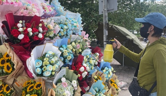 Câu chuyện của những người phụ nữ bán hoa dạo ngày 20/10