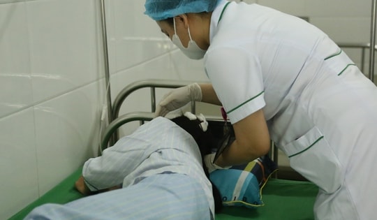 Bé gái nghi bị bố dượng bạo hành ở Hà Tĩnh phải khâu 7 mũi, có 3 vết thương ở đầu