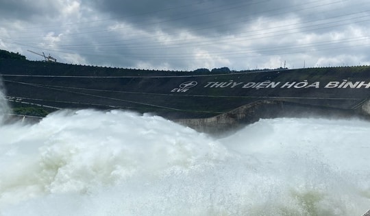 Mở 1 cửa xả đáy thủy điện Hòa Bình, 6 tỉnh thành ứng phó