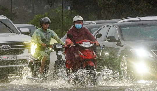 Khẩn trương ứng phó với mưa lũ, ngập lụt ở miền Trung