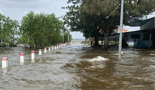 Video triều cường dâng cao gây ngập nhiều hàng quán ven phá Tam Giang