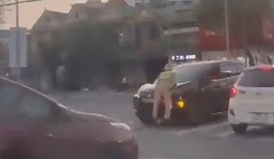 Clip tài xế hất cảnh sát giao thông lên nắp capo