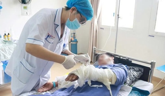 Bỏng nặng vì đốt rác bằng xăng