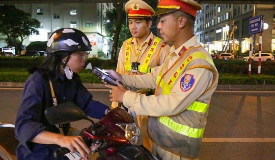 14 ‘bóng hồng’ uống rượu bia rồi lái xe bị xử lý trong ngày 20/10