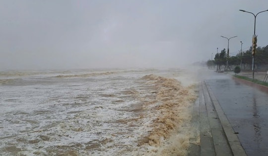 Bão số 12 sẽ suy yếu trên đất liền từ Đà Nẵng đến Quảng Ngãi