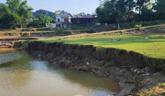 Người dân sống thấp thỏm cạnh đê sông Mã liên tục sạt lở