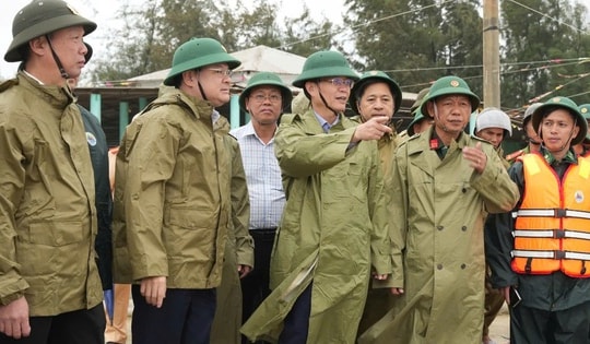 Huế kiểm tra các điểm sạt lở, di dời dân vùng xung yếu đến nơi an toàn