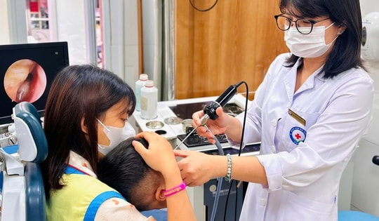 Dây chun đầy mủ trong mũi bé trai suốt 2 tháng