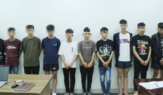 Tạm giữ 20 thanh thiếu niên cầm hung khí, lái xe mô tô tại vòng xuyến ngã 6 Kinh Bắc