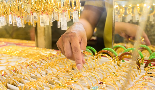 Giá vàng hôm nay ngày 22/10 đồng loạt giảm rất mạnh