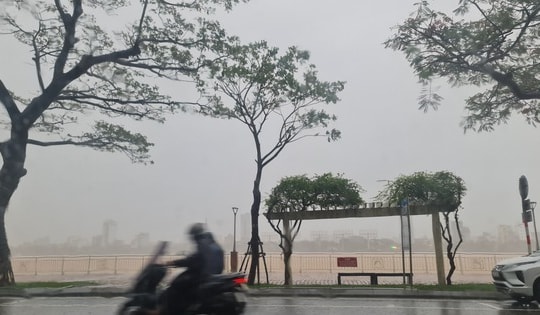 Bão số 12 di chuyển chậm và suy yếu nhanh, miền Trung hứng 2 đợt mưa liên tiếp