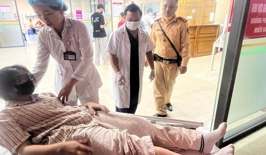 CSGT dẫn đường đưa người bị tai nạn đi cấp cứu giữa giờ cao điểm