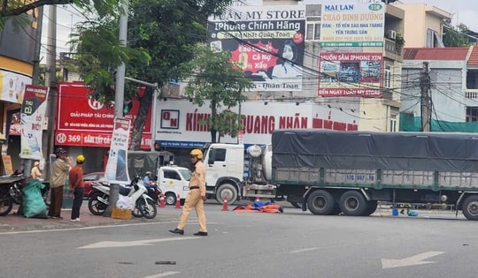 Va chạm ô tô tải, hai anh em ruột gặp nạn